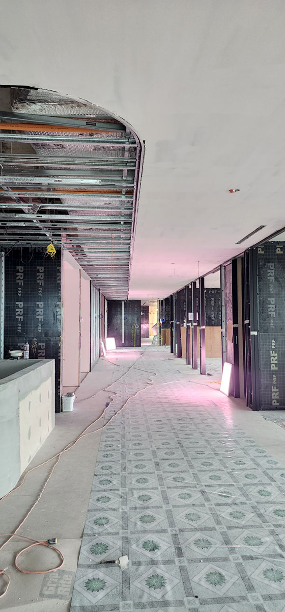 Paredes divisorias en sistema liviano y aisladas acústicamente en oficinas y reforzadas en madera para soportes de panelería en madera, cielos rasos de gypsum y reforzados con plywood.